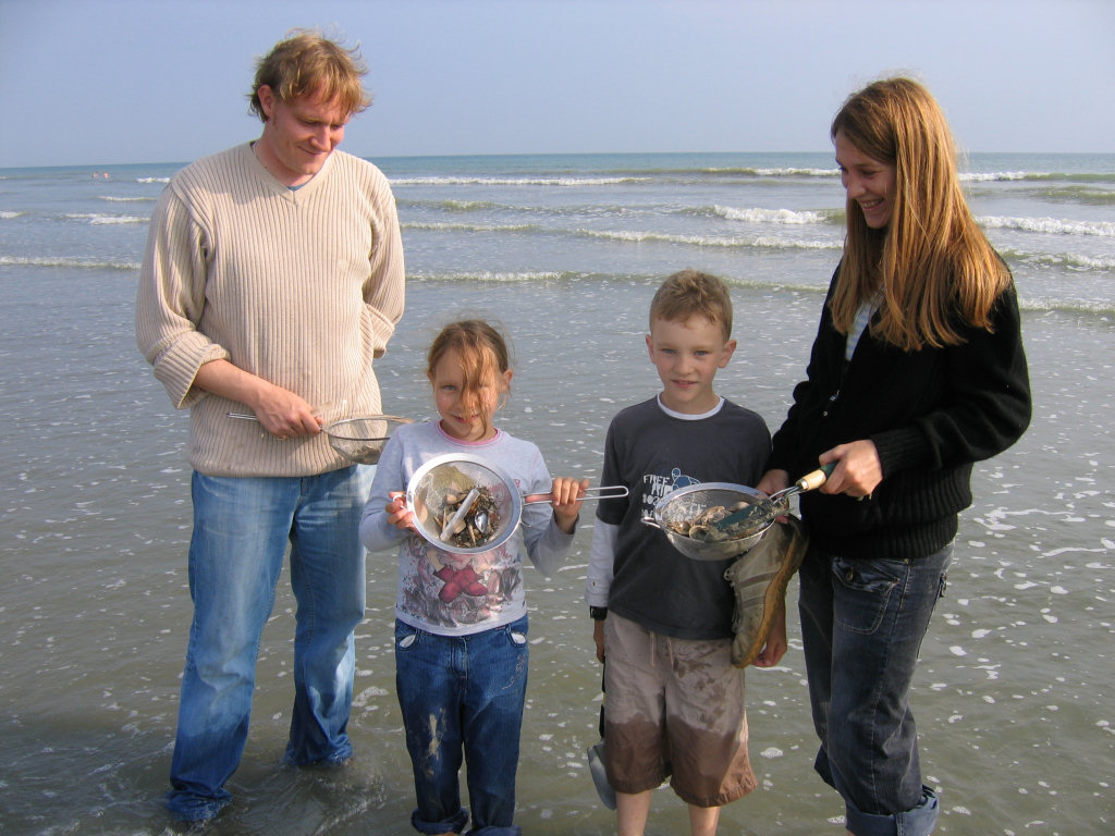 Bracklesham Bay family fossil hunting
